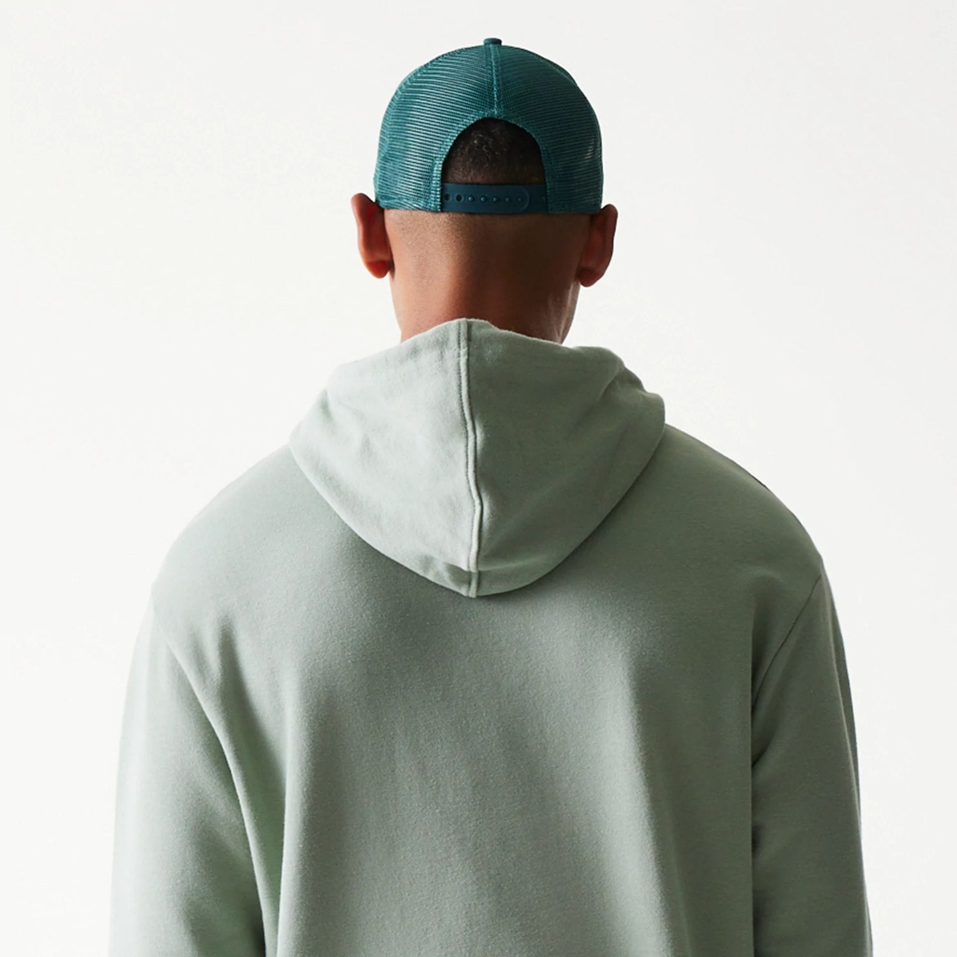 The model is wearing this MLB League Essential Midi LA Dodgers Oversized Pullover Hoodie in pastel green. 7