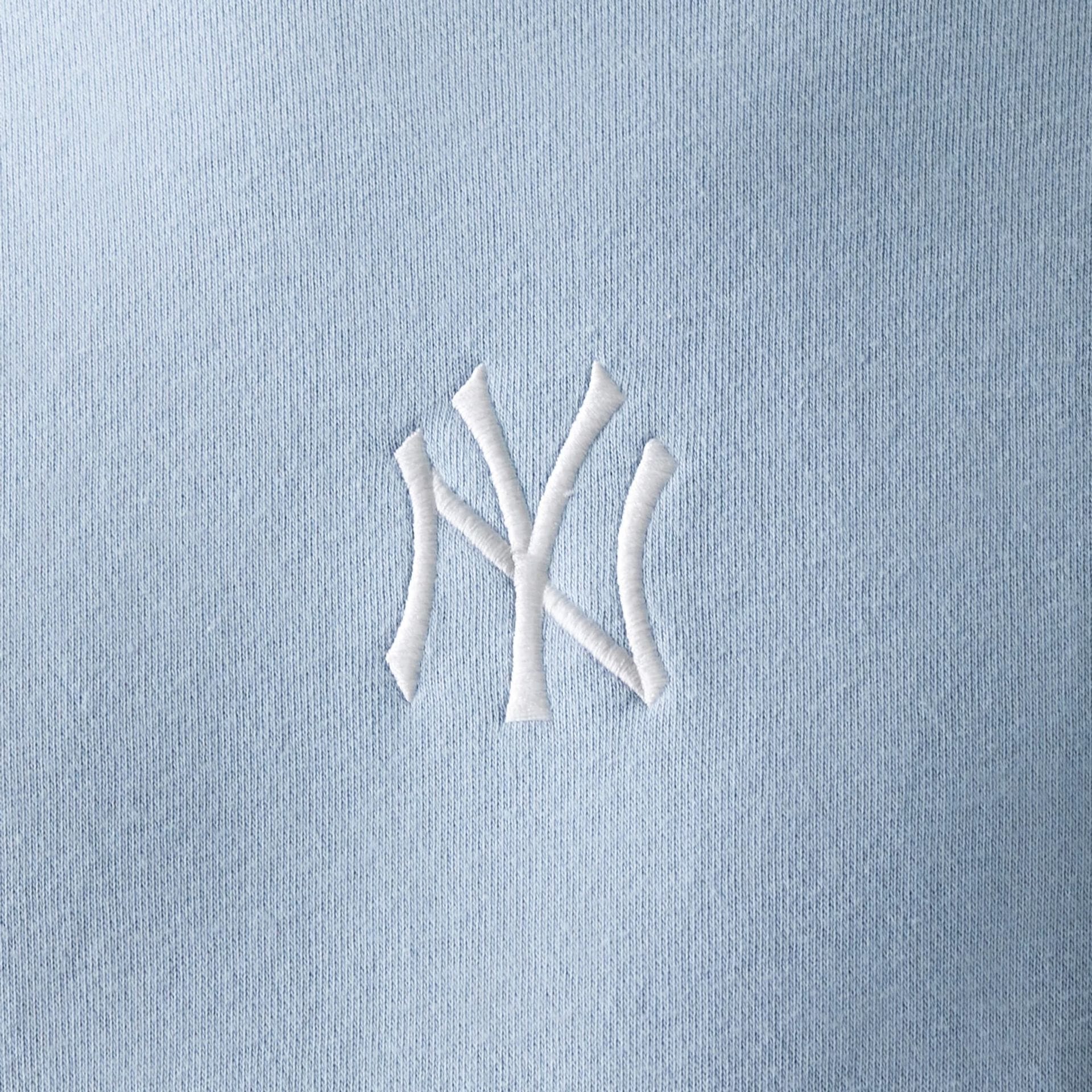 The model is wearing this MLB League Essential Midi New York Yankees Oversized Crew Neck Sweater in pastel blue. 4