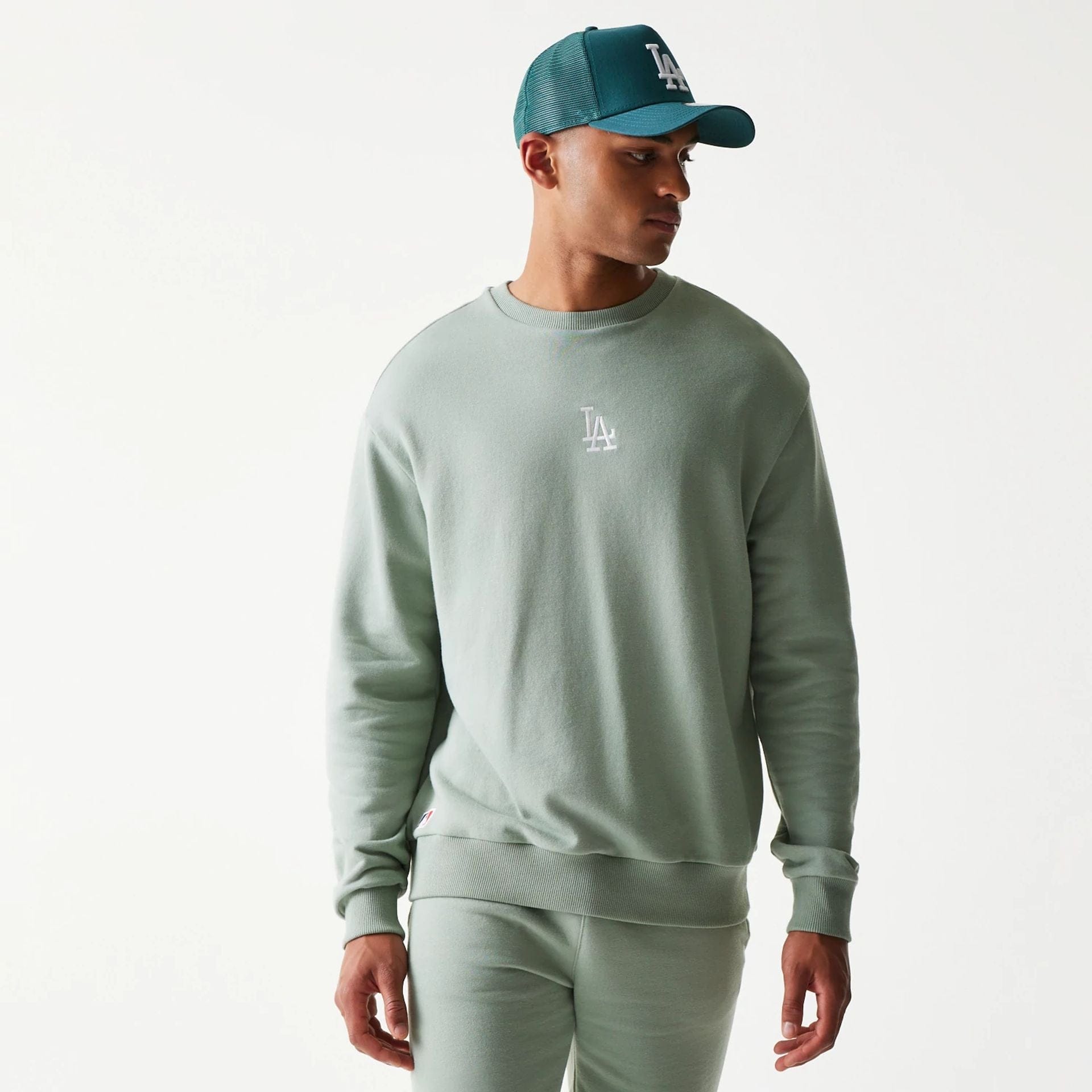 The model is wearing this MLB League Essential Midi LA Dodgers Oversized Crew Neck Sweater in pastel green. 1