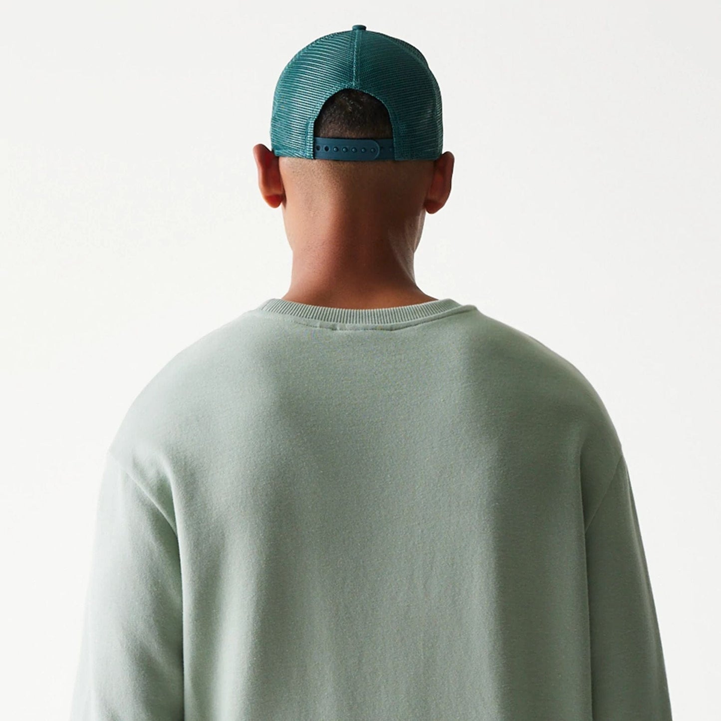 The model is wearing this MLB League Essential Midi LA Dodgers Oversized Crew Neck Sweater in pastel green. 7