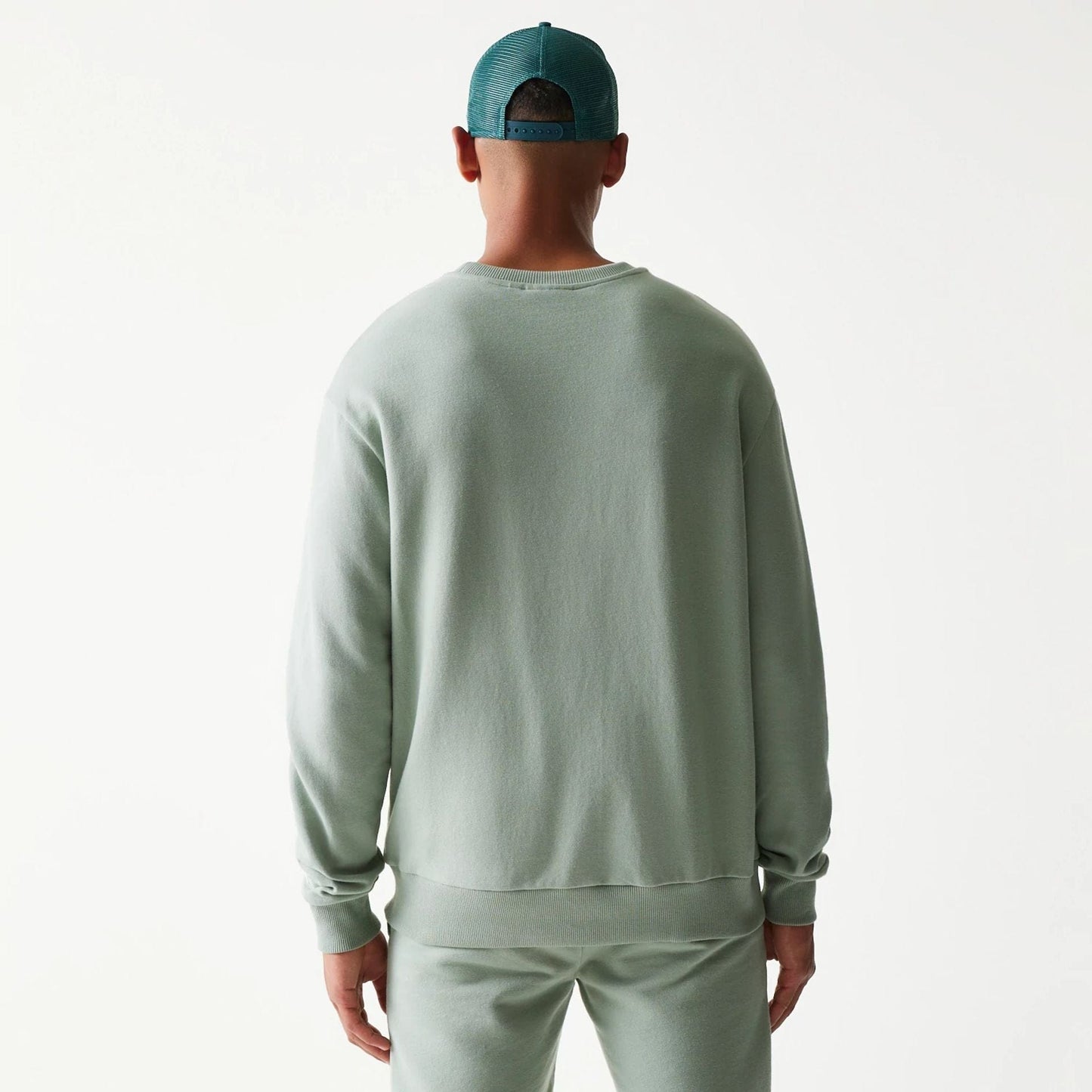 The model is wearing this MLB League Essential Midi LA Dodgers Oversized Crew Neck Sweater in pastel green. 2