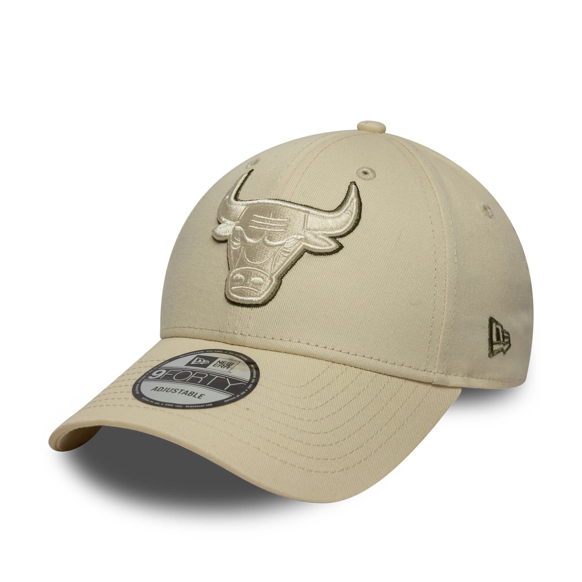 Pictured is this NBA Team Outline Chicago Bulls 9FORTY in light beige. 1