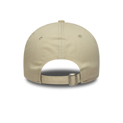 Pictured is this NBA Team Outline Chicago Bulls 9FORTY in light beige. 4