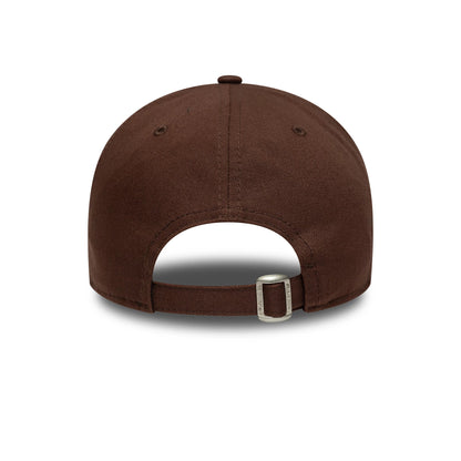 New York Yankees MLB Team Outline Brown New Era 9FORTY Cap, rear view showing a curved visor and adjustable strap with a buckle for a personalised fit on the brown structured crown.