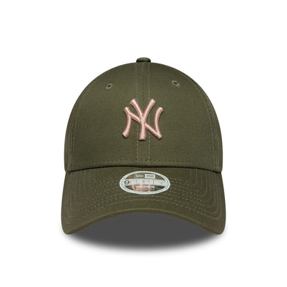 Pictured is this Womens MLB League Essential Midi New York Yankees 9FORTY in green. 2