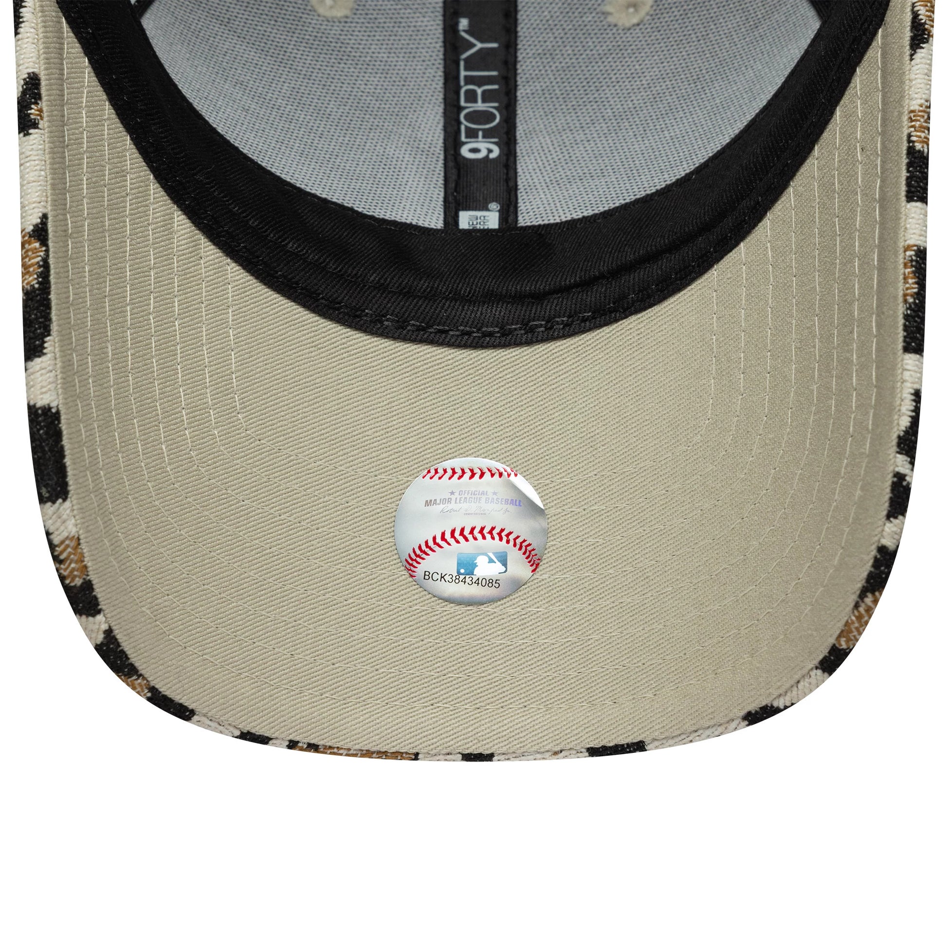 Pictured is this Womens MLB Leopard Midi New York Yankees 9FORTY in light beige. 5