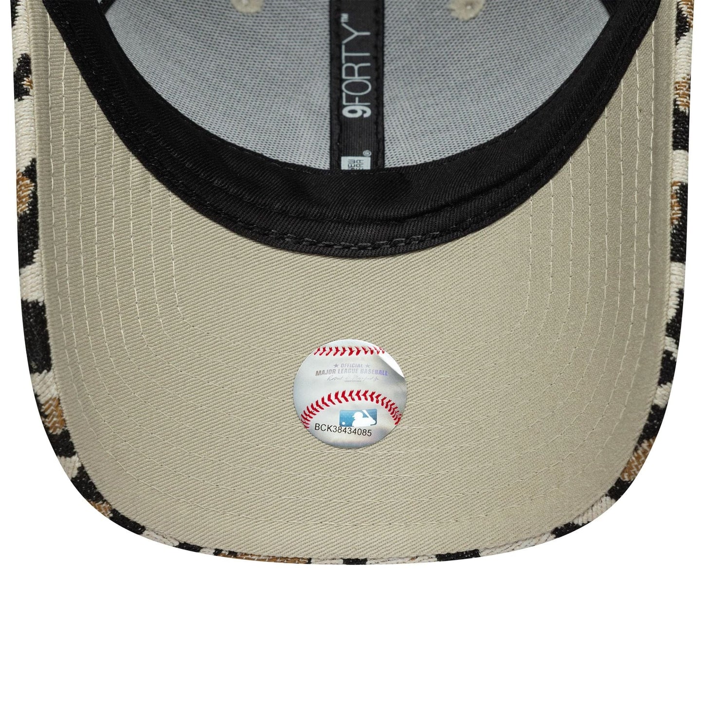 Pictured is this Womens MLB Leopard Midi New York Yankees 9FORTY in light beige. 5