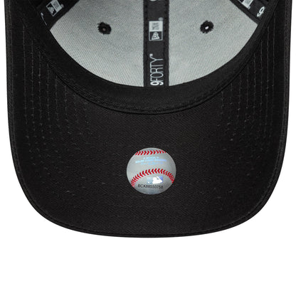 New York Yankees Youth MLB Fruit Icon Black New Era 9FORTY Cap, inside view showing a grey undervisor with 9FORTY taping, a black sweatband and a baseball motif size sticker on the black visor.