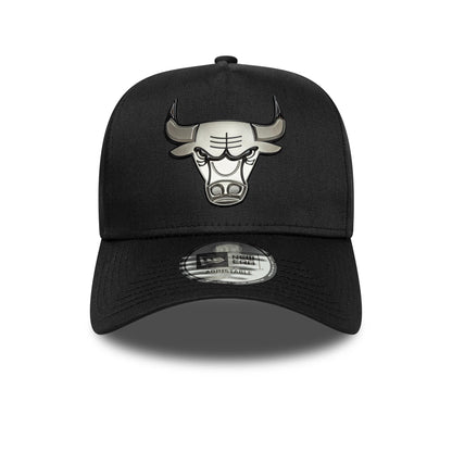 Chicago Bulls NBA Metallic Black New Era 9FORTY E-Frame Cap, front view showing the grey Bulls logo in raised embroidery on the black structured crown, with a 9FORTY size sticker on the curved visor.