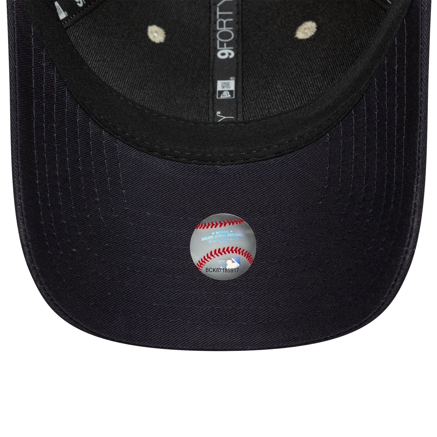 Pictured is this MLB New York Yankees 9FORTY M-Crown in light beige. 5