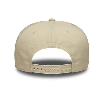 Pictured is this Ducati Motor Logo 9SEVENTY Stretch Snap in light beige. 4