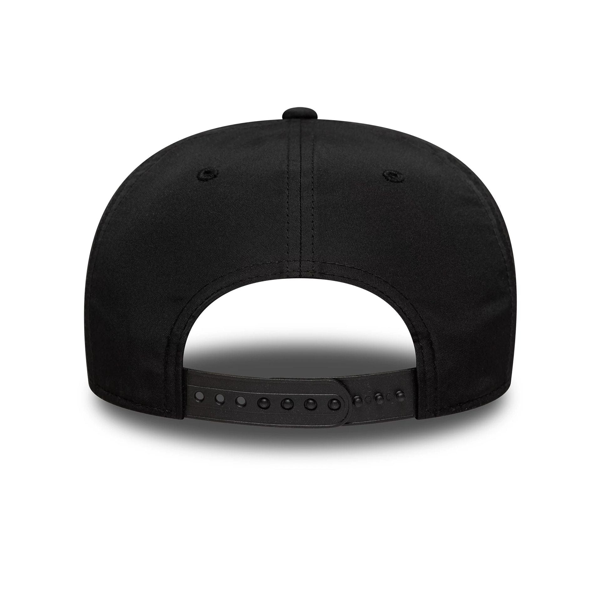 Pictured is this Manchester United FC 9SEVENTY Stretch Snap in black. 4