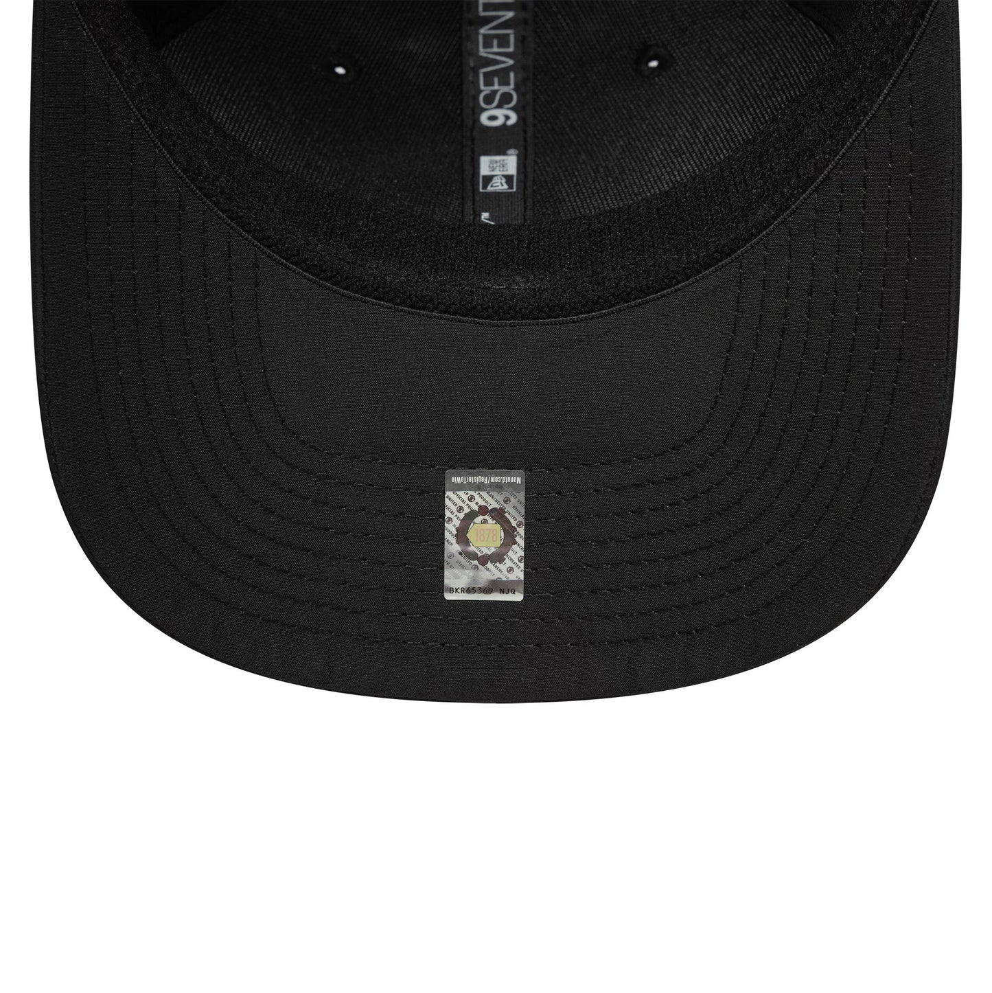 Pictured is this Manchester United FC 9SEVENTY Stretch Snap in black. 5