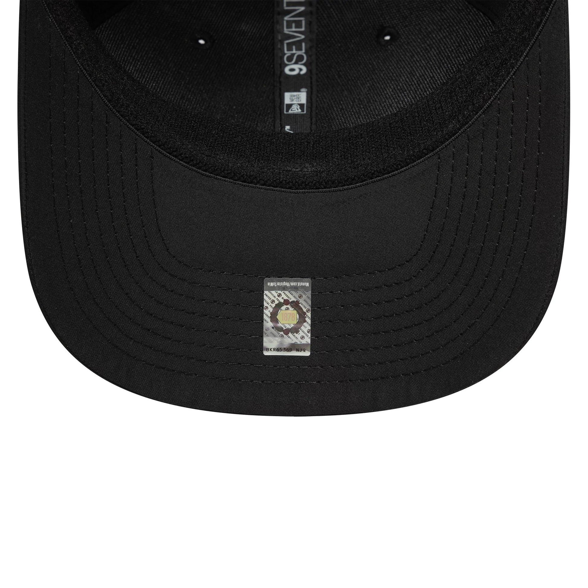 Pictured is this Manchester United FC 9SEVENTY Stretch Snap in black. 5