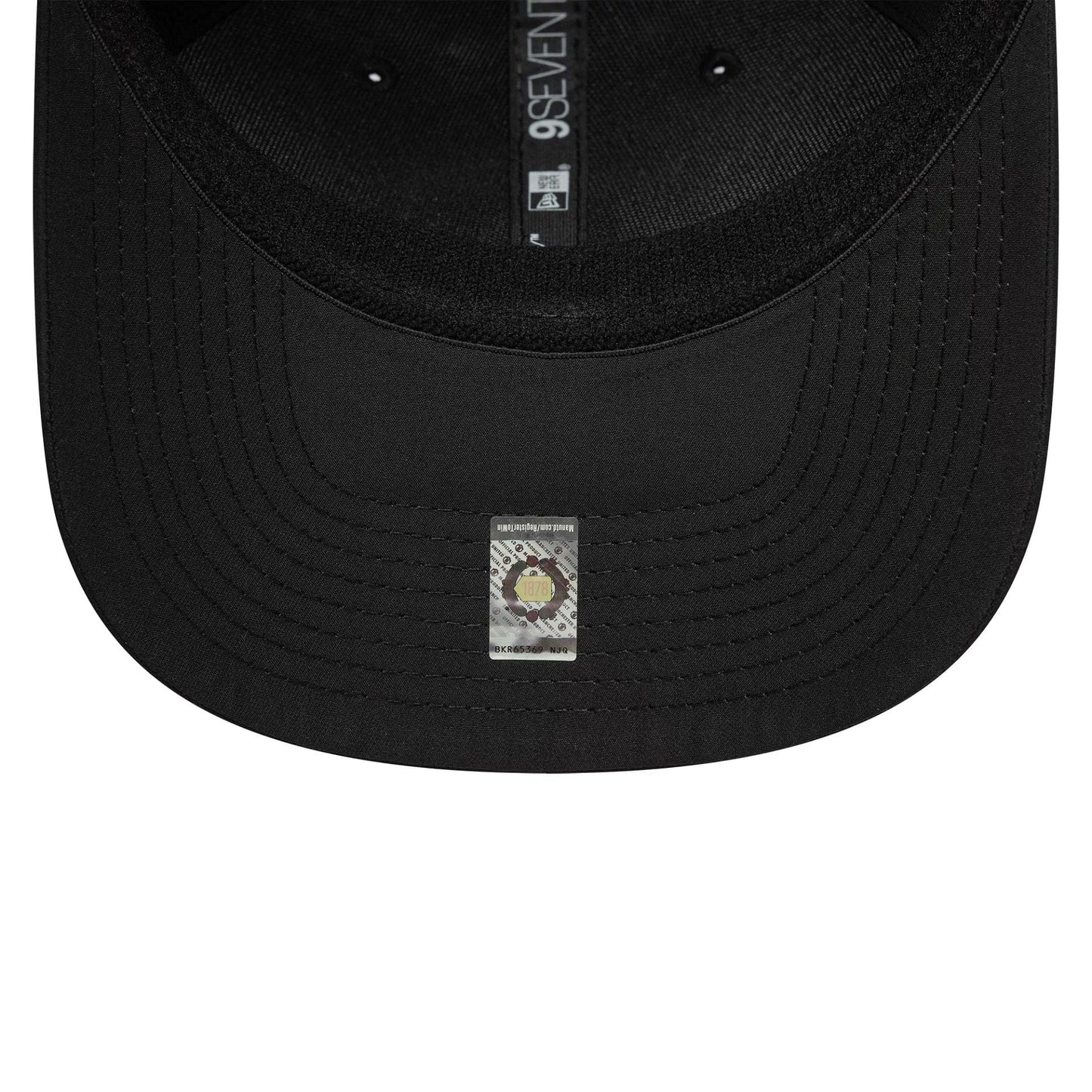 Pictured is this Manchester United FC 9SEVENTY Stretch Snap in black. 5