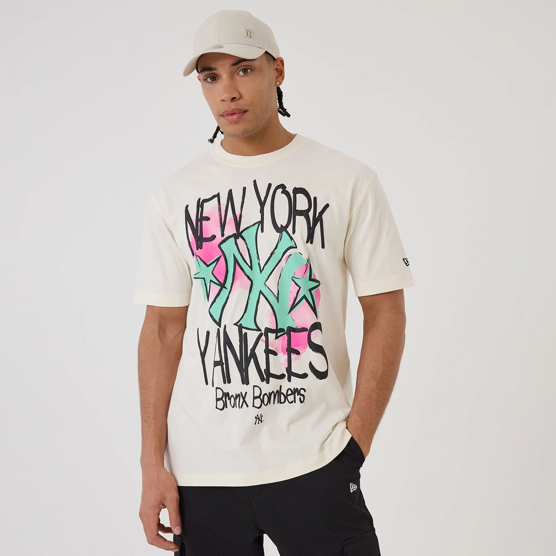 The model is wearing this MLB Street Art Graphic New York Yankees T-Shirt in light beige. 1