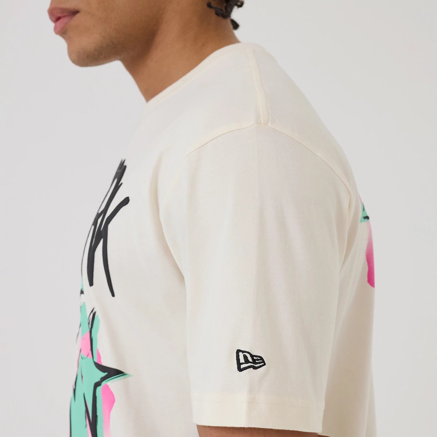 The model is wearing this MLB Street Art Graphic New York Yankees T-Shirt in light beige. 6