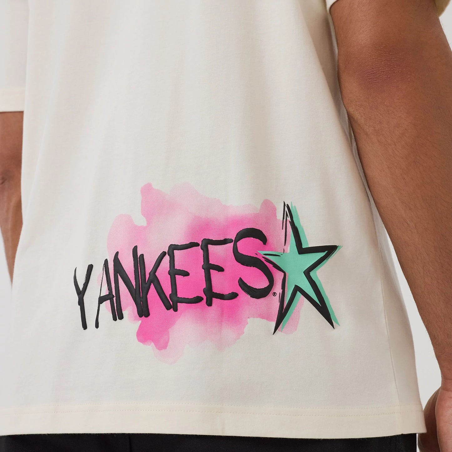 The model is wearing this MLB Street Art Graphic New York Yankees T-Shirt in light beige. 4