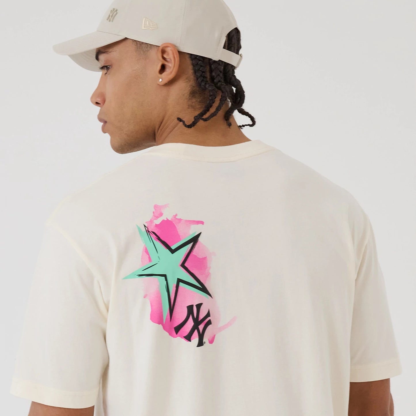 The model is wearing this MLB Street Art Graphic New York Yankees T-Shirt in light beige. 7
