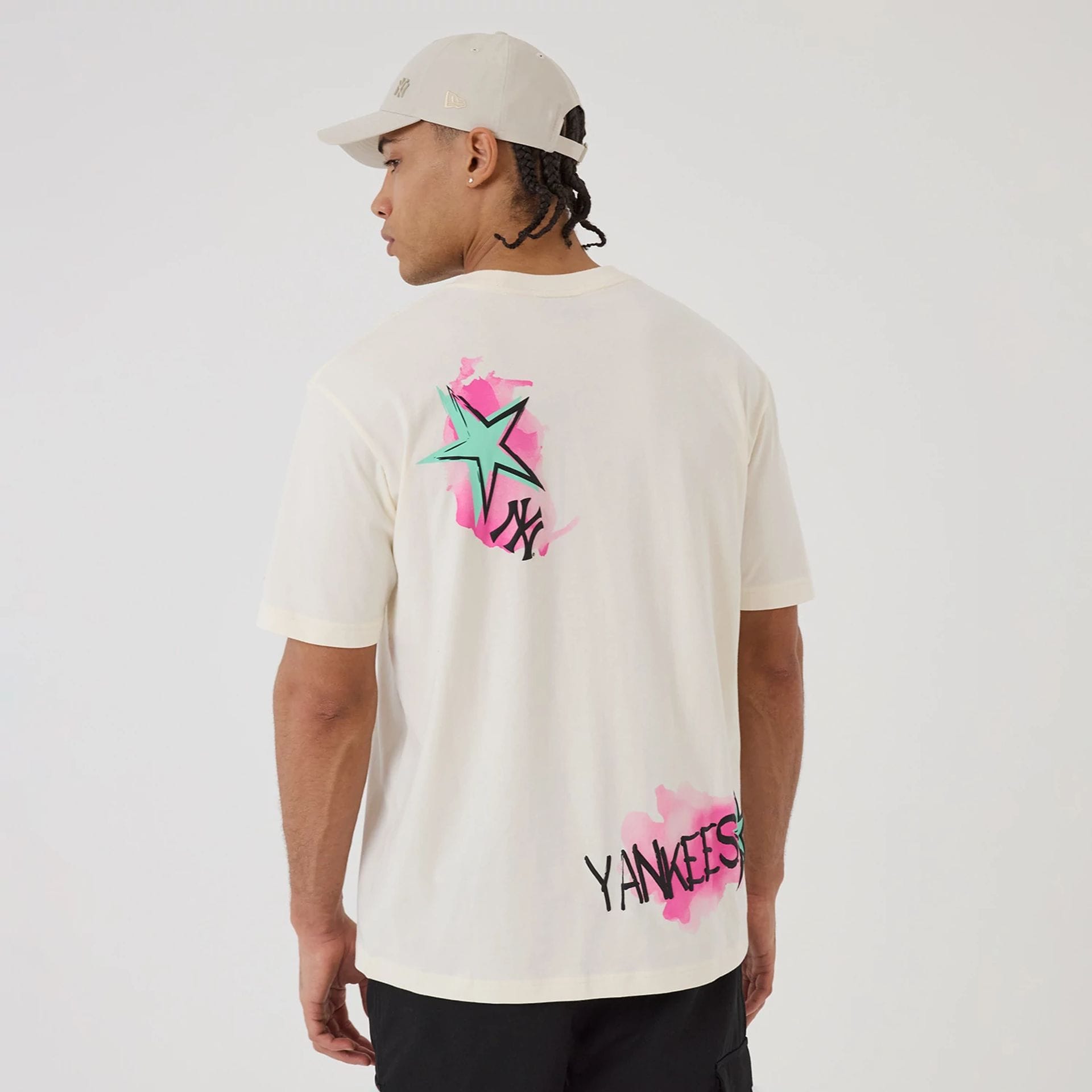 The model is wearing this MLB Street Art Graphic New York Yankees T-Shirt in light beige. 2