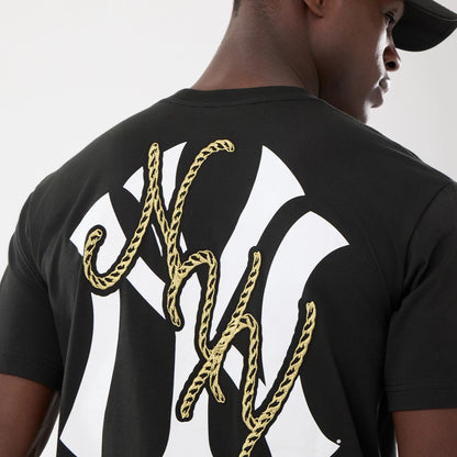 The model is wearing this MLB Cowboy Graphic New York Yankees T-Shirt in black. 7