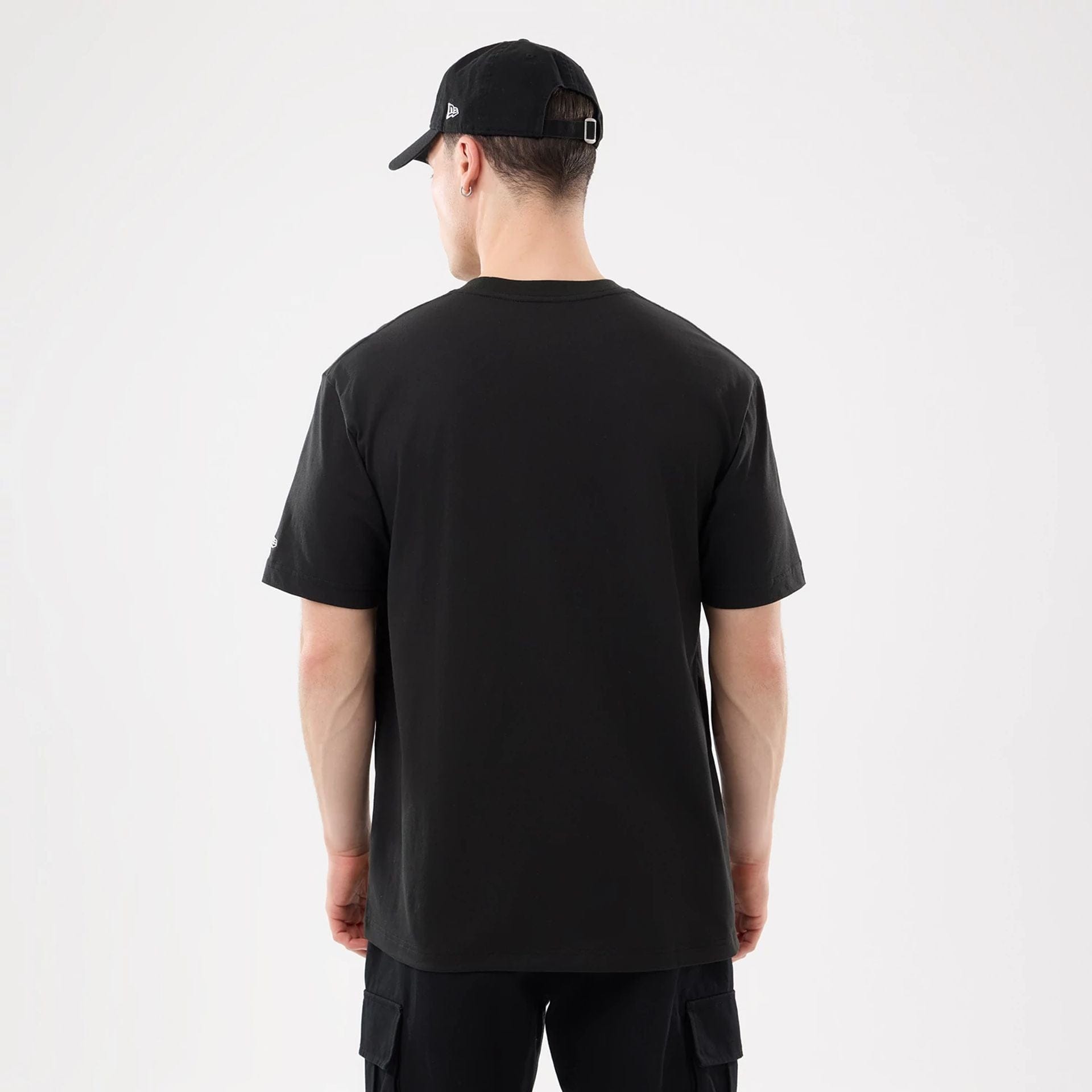 The model is wearing this MLB Script Graphic New York Yankees T-Shirt in black. 2