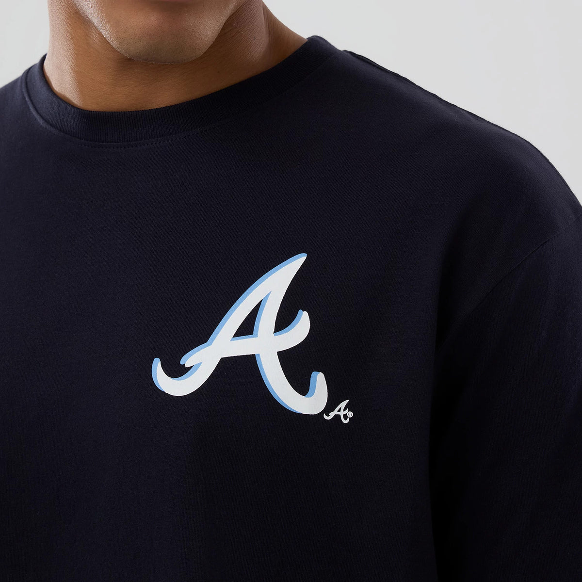 The model is wearing this MLB Graphic Atlanta Braves T-Shirt in navy. 5