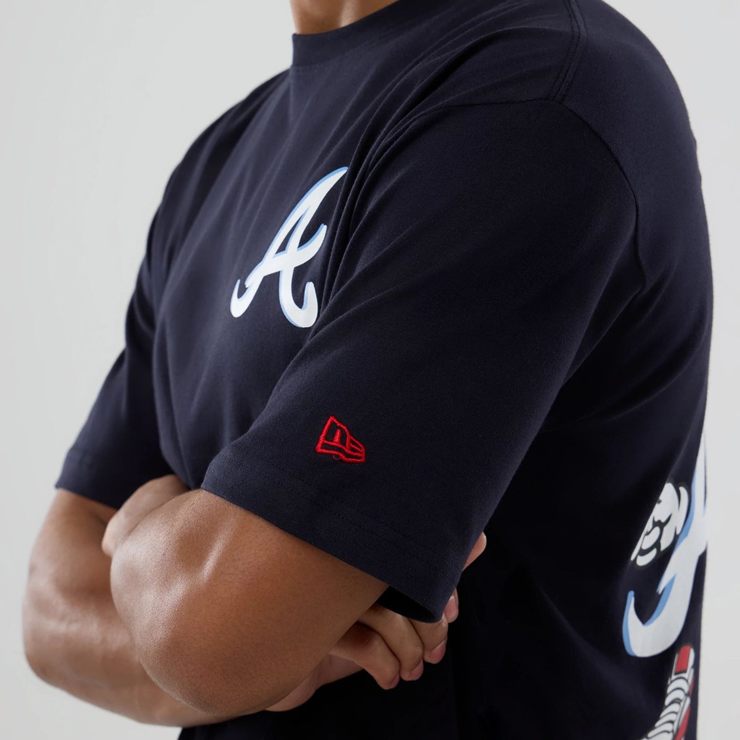 The model is wearing this MLB Graphic Atlanta Braves T-Shirt in navy. 6