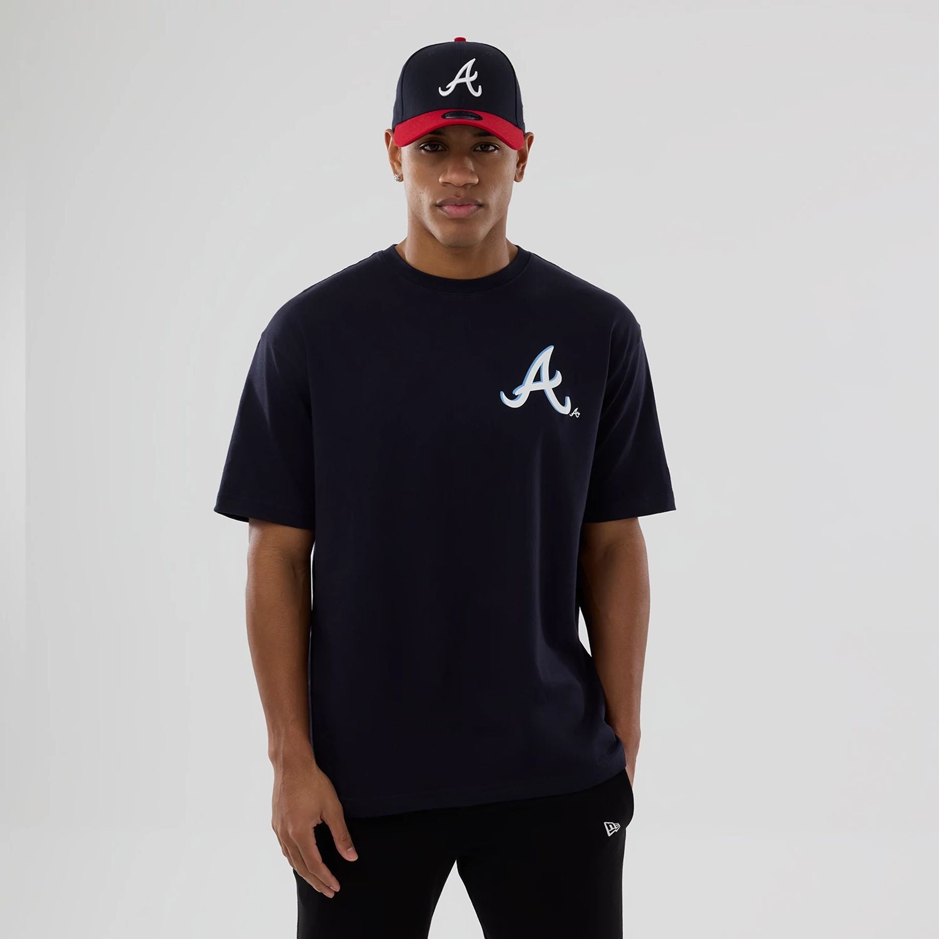 The model is wearing this MLB Graphic Atlanta Braves T-Shirt in navy. 1
