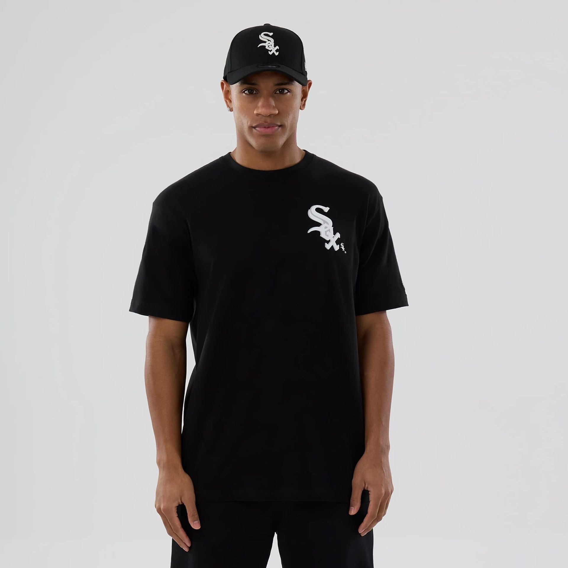 The model is wearing this MLB Graphic Chicago White Sox T-Shirt in black. 1