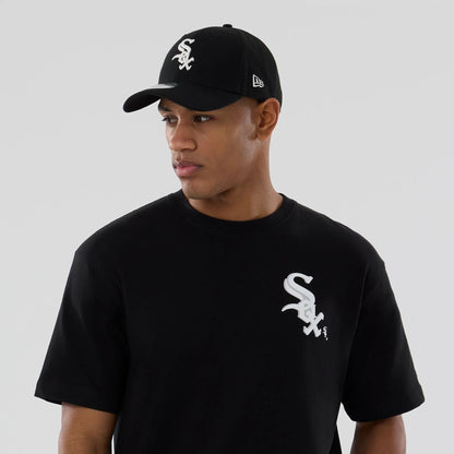 The model is wearing this MLB Graphic Chicago White Sox T-Shirt in black. 6