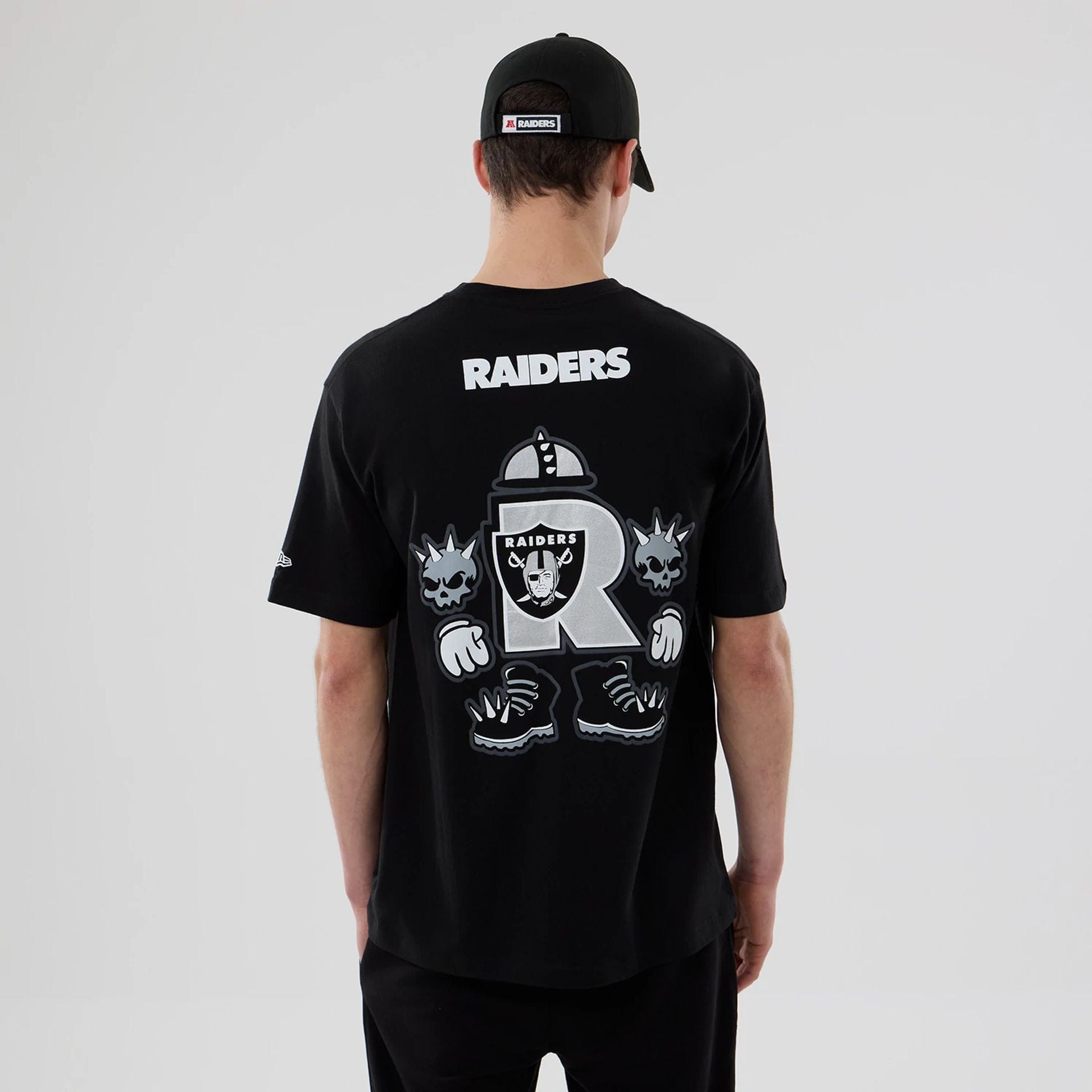 The model is wearing this NFL Graphic Las Vegas Raiders T-Shirt in black. 2