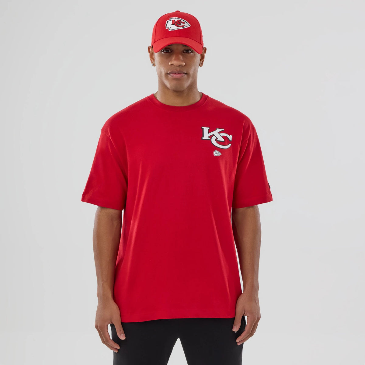 The model is wearing this NFL Graphic Kansas City Chiefs T-Shirt in red. 1