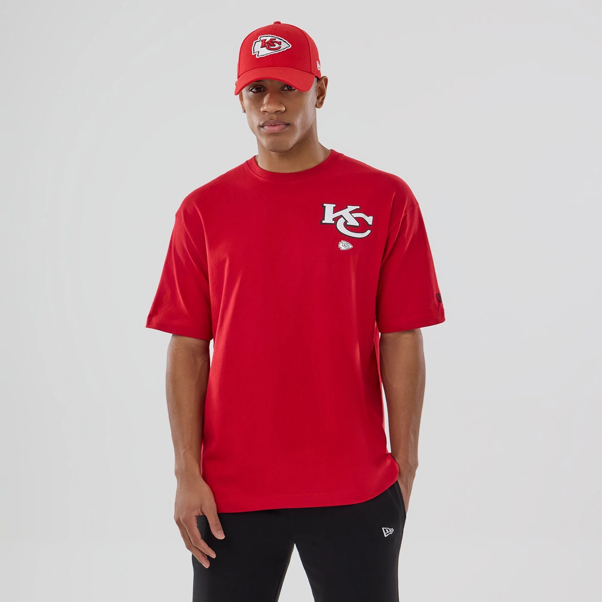 The model is wearing this NFL Graphic Kansas City Chiefs T-Shirt in red. 7