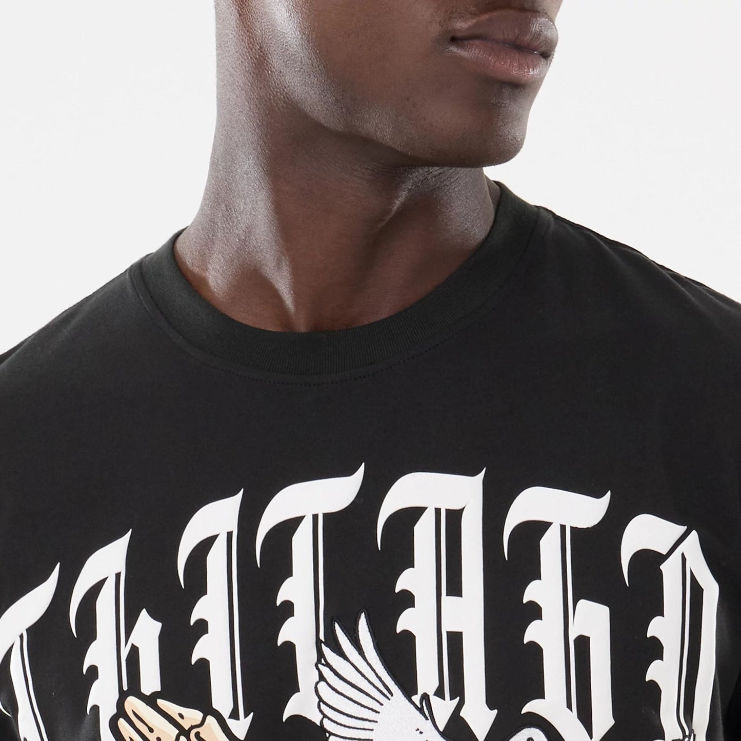 The model is wearing this MLB Script Graphic Chicago White Sox T-Shirt in black. 3