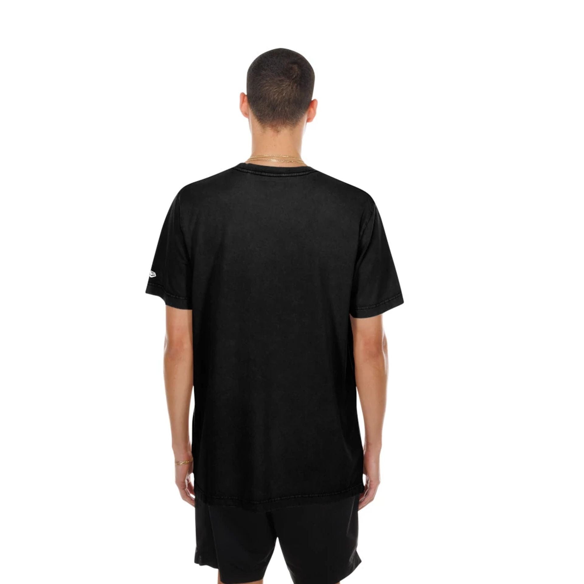 The model is wearing this MLB Script Graphic Chicago White Sox T-Shirt in black. 2