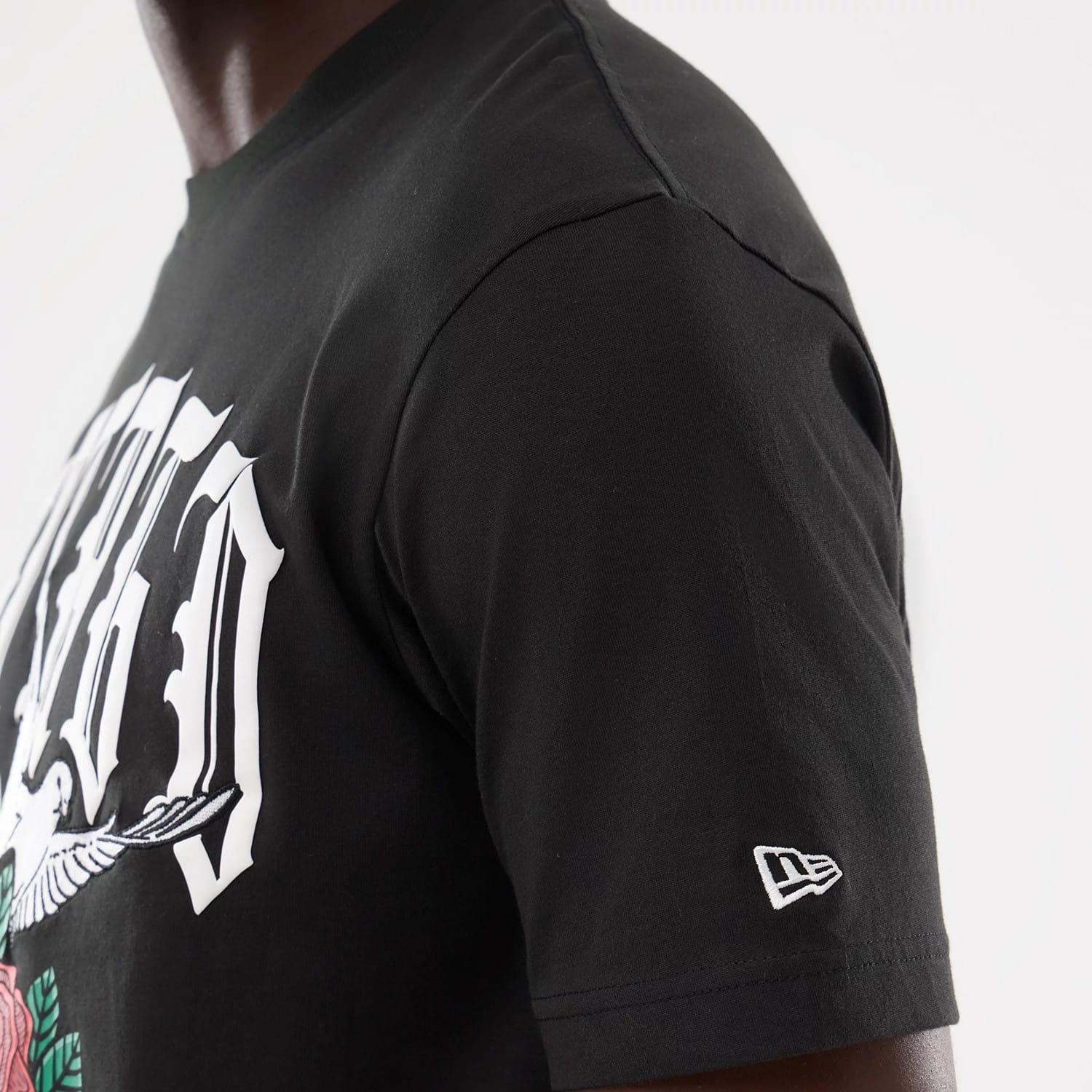 The model is wearing this MLB Script Graphic Chicago White Sox T-Shirt in black. 4