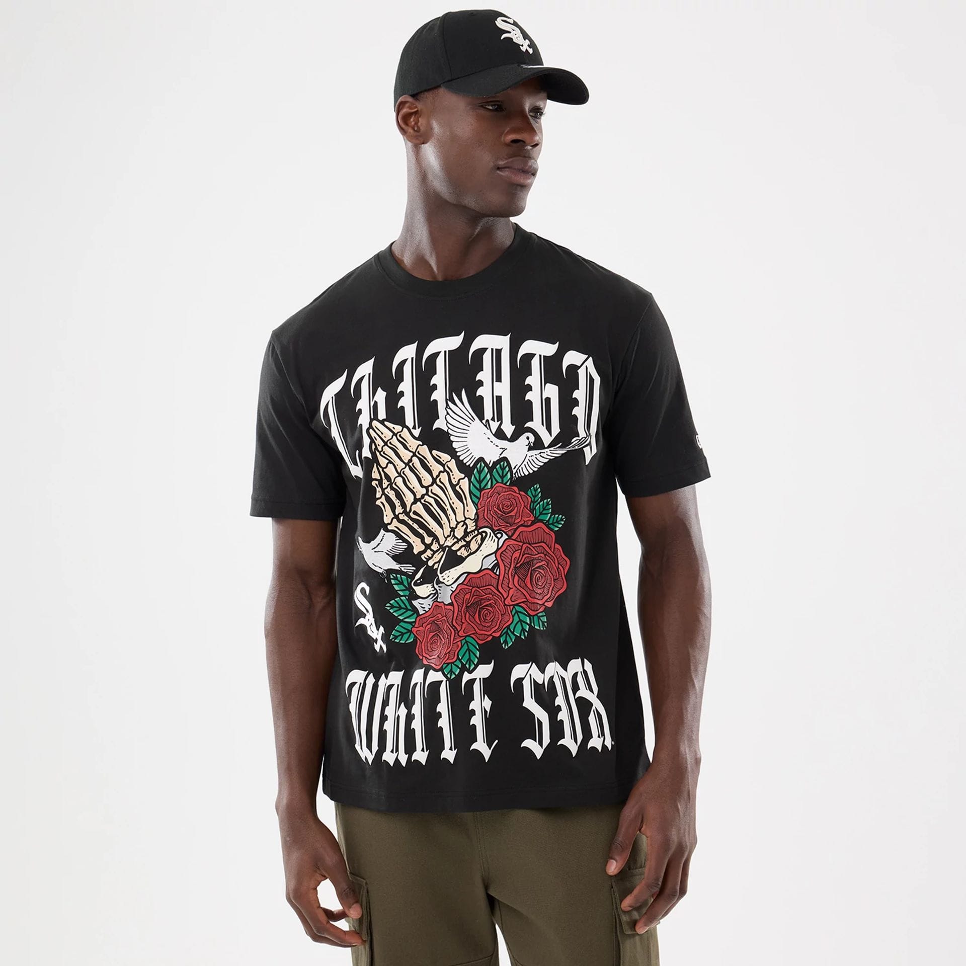 The model is wearing this MLB Script Graphic Chicago White Sox T-Shirt in black. 1