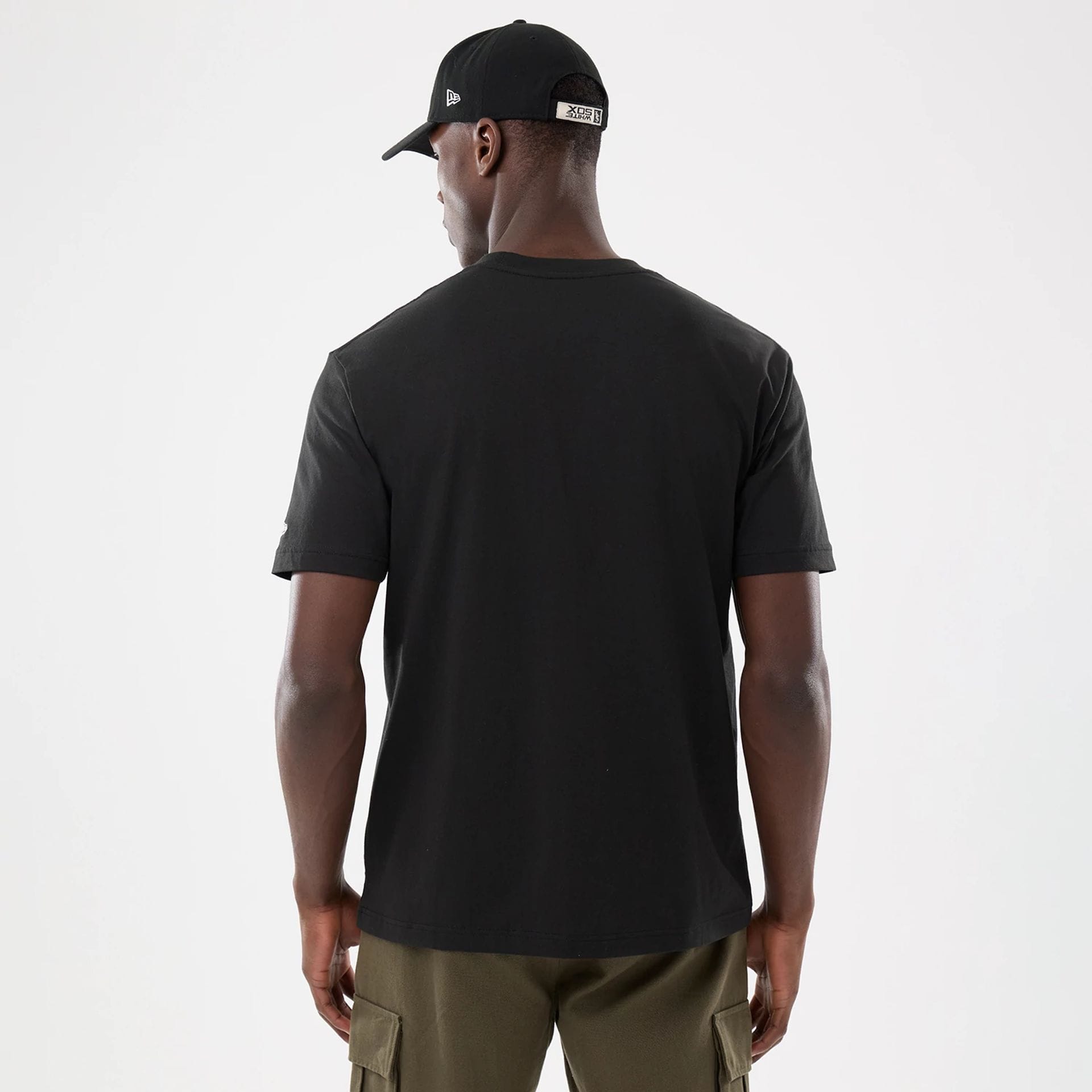 The model is wearing this MLB Script Graphic Chicago White Sox T-Shirt in black. 2