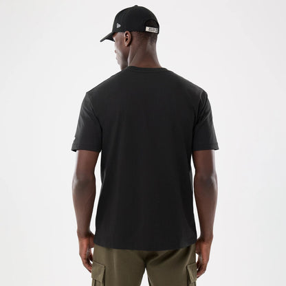 The model is wearing this MLB Script Graphic Chicago White Sox T-Shirt in black. 2