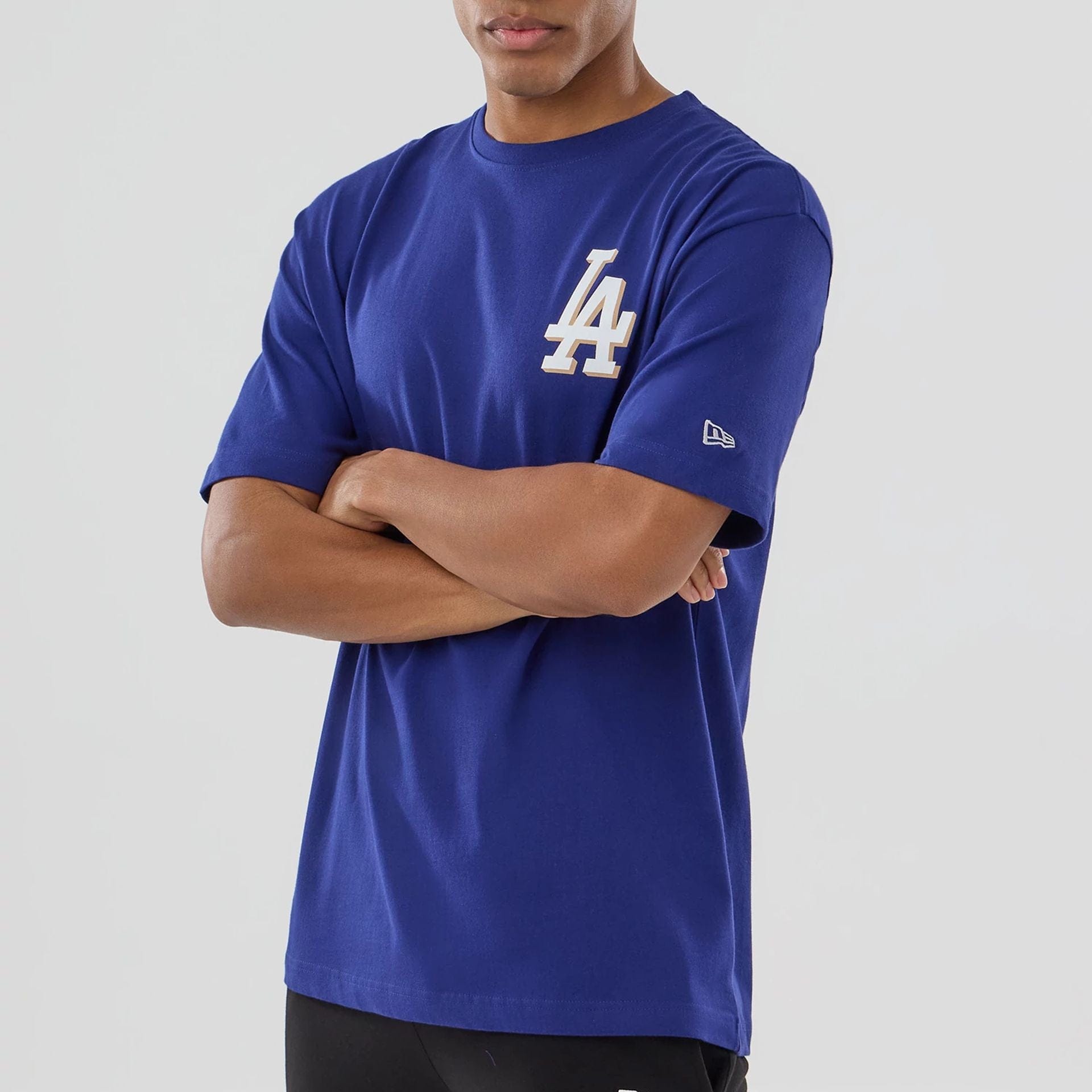 The model is wearing this MLB Graphic LA Dodgers T-Shirt in dark blue. 7