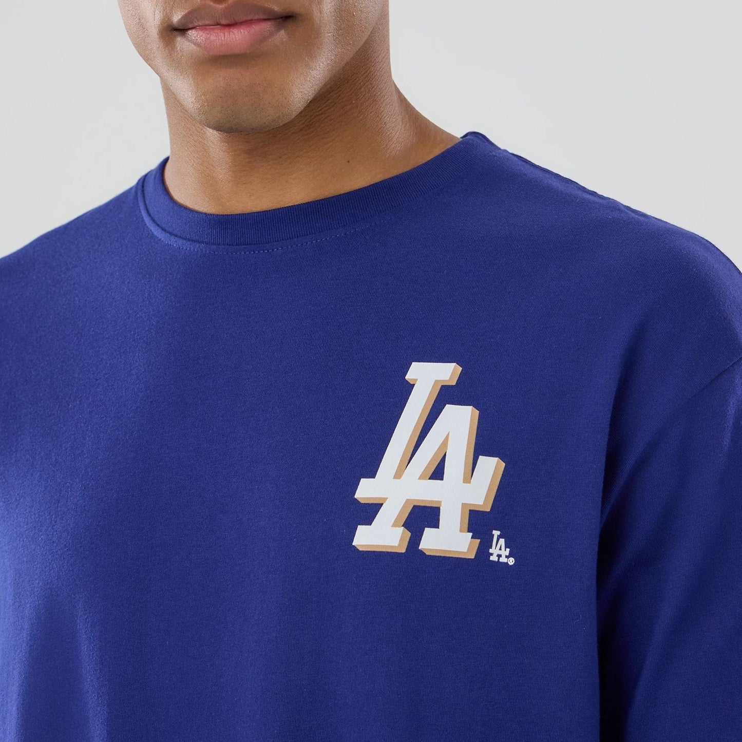 The model is wearing this MLB Graphic LA Dodgers T-Shirt in dark blue. 5