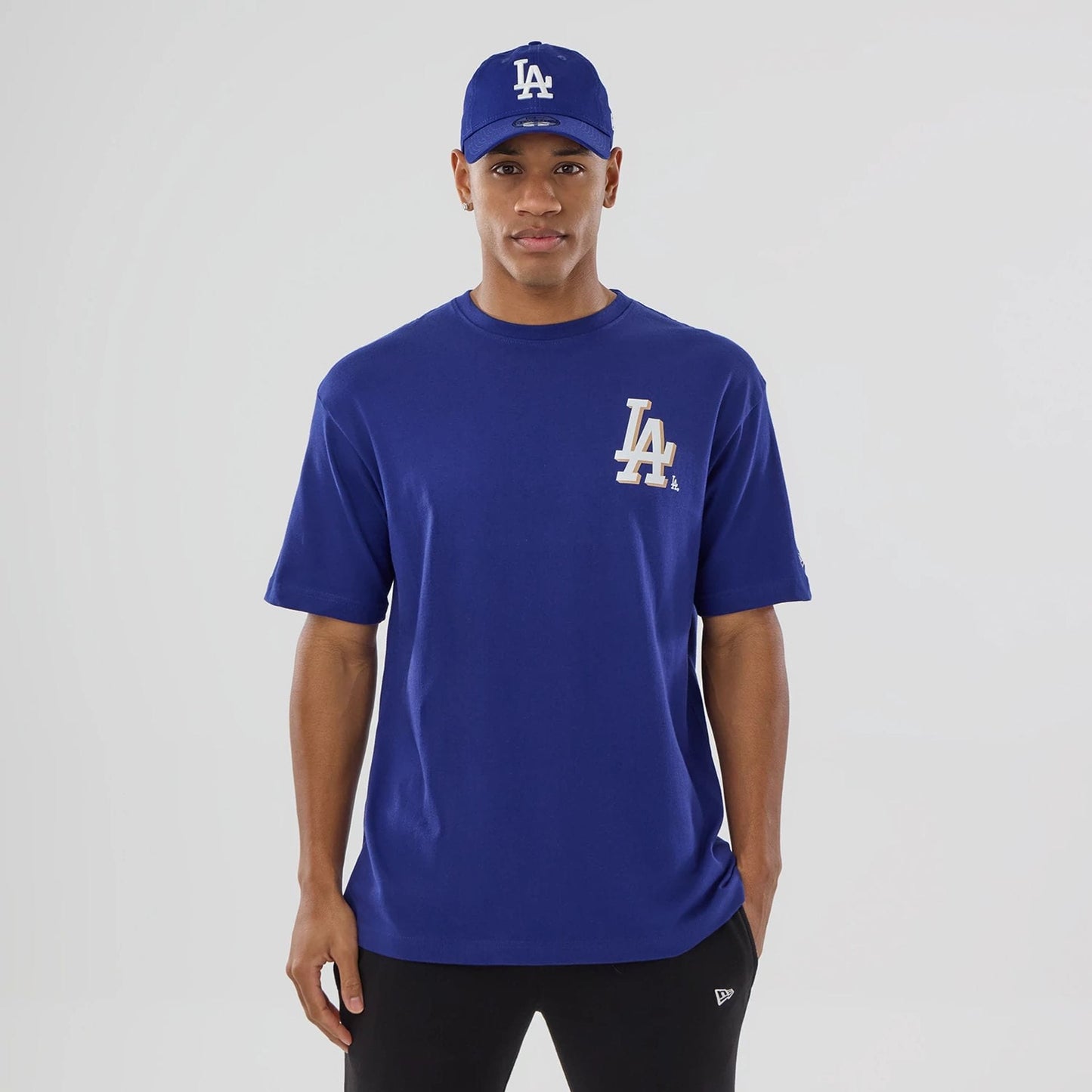 The model is wearing this MLB Graphic LA Dodgers T-Shirt in dark blue. 1