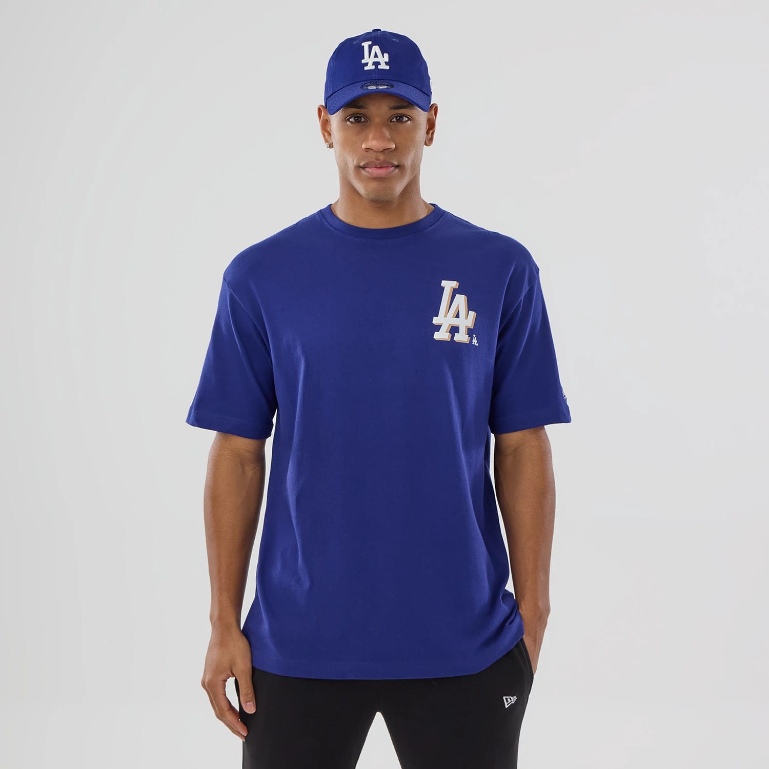 The model is wearing this MLB Graphic LA Dodgers T-Shirt in dark blue. 1