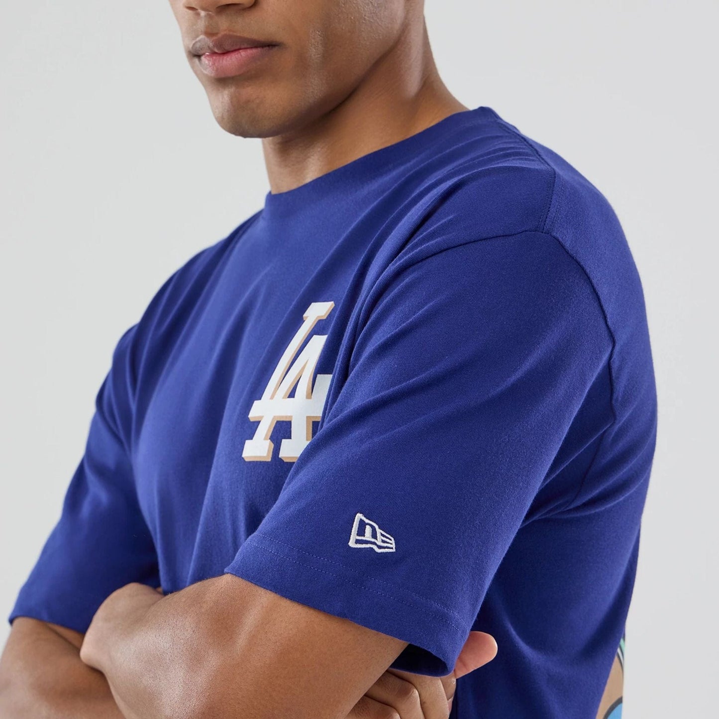 The model is wearing this MLB Graphic LA Dodgers T-Shirt in dark blue. 6