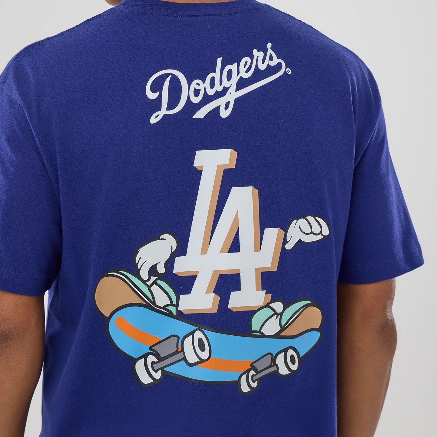 The model is wearing this MLB Graphic LA Dodgers T-Shirt in dark blue. 3