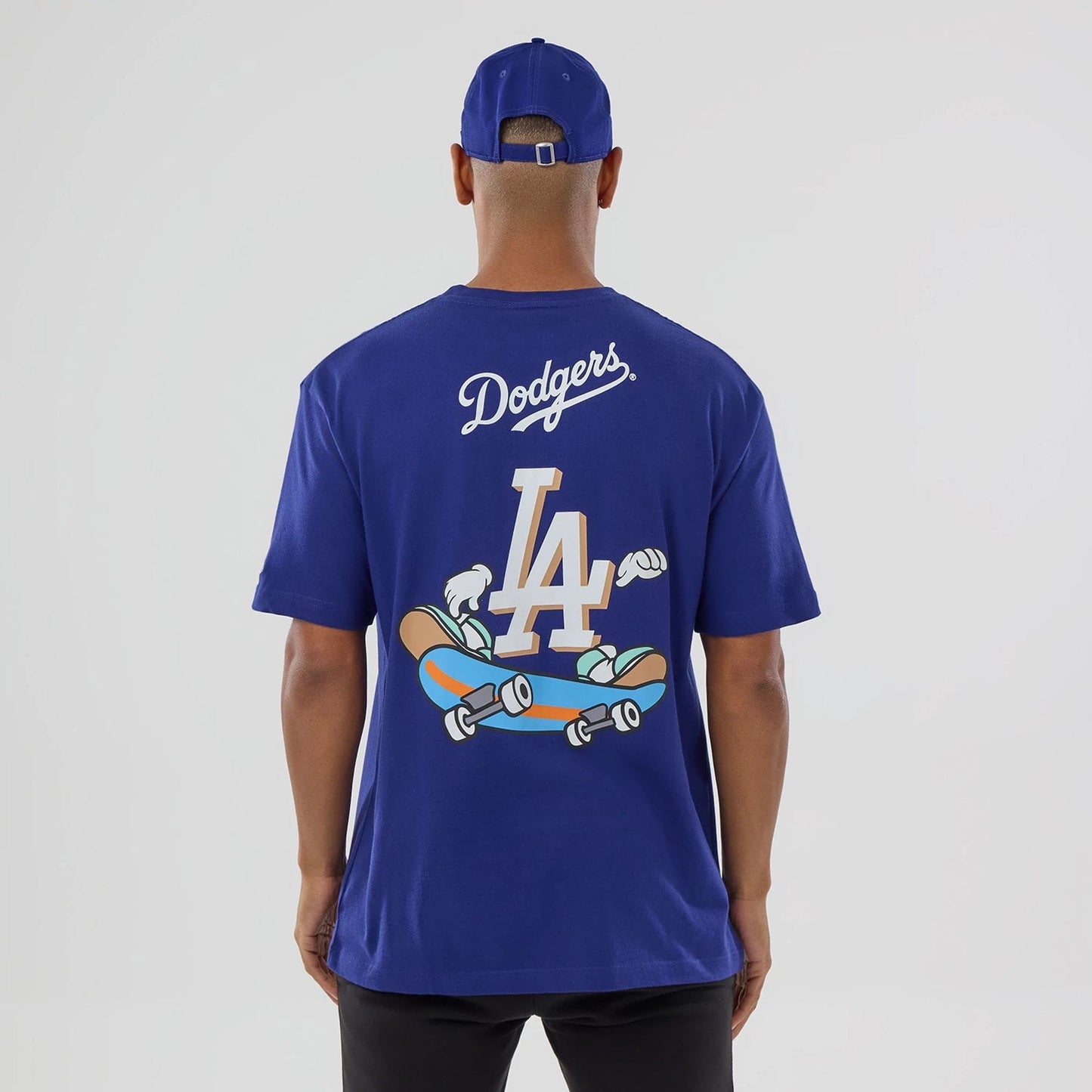 The model is wearing this MLB Graphic LA Dodgers T-Shirt in dark blue. 2
