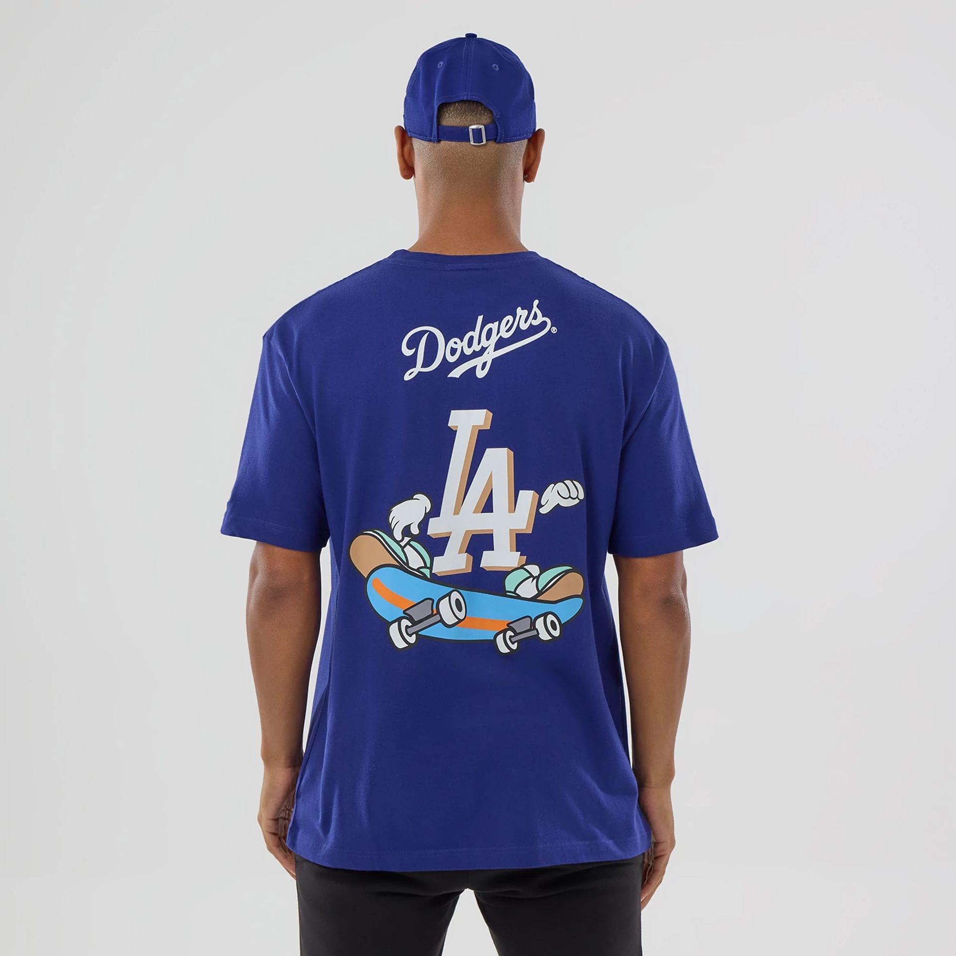 The model is wearing this MLB Graphic LA Dodgers T-Shirt in dark blue. 2