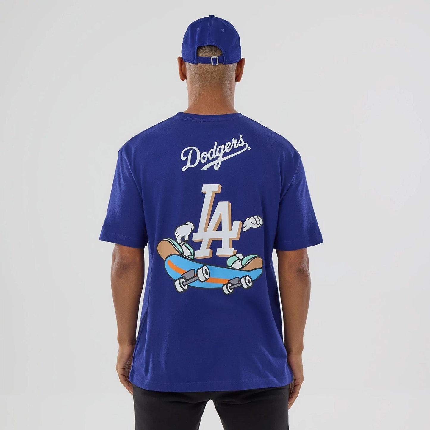 The model is wearing this MLB Graphic LA Dodgers T-Shirt in dark blue. 2