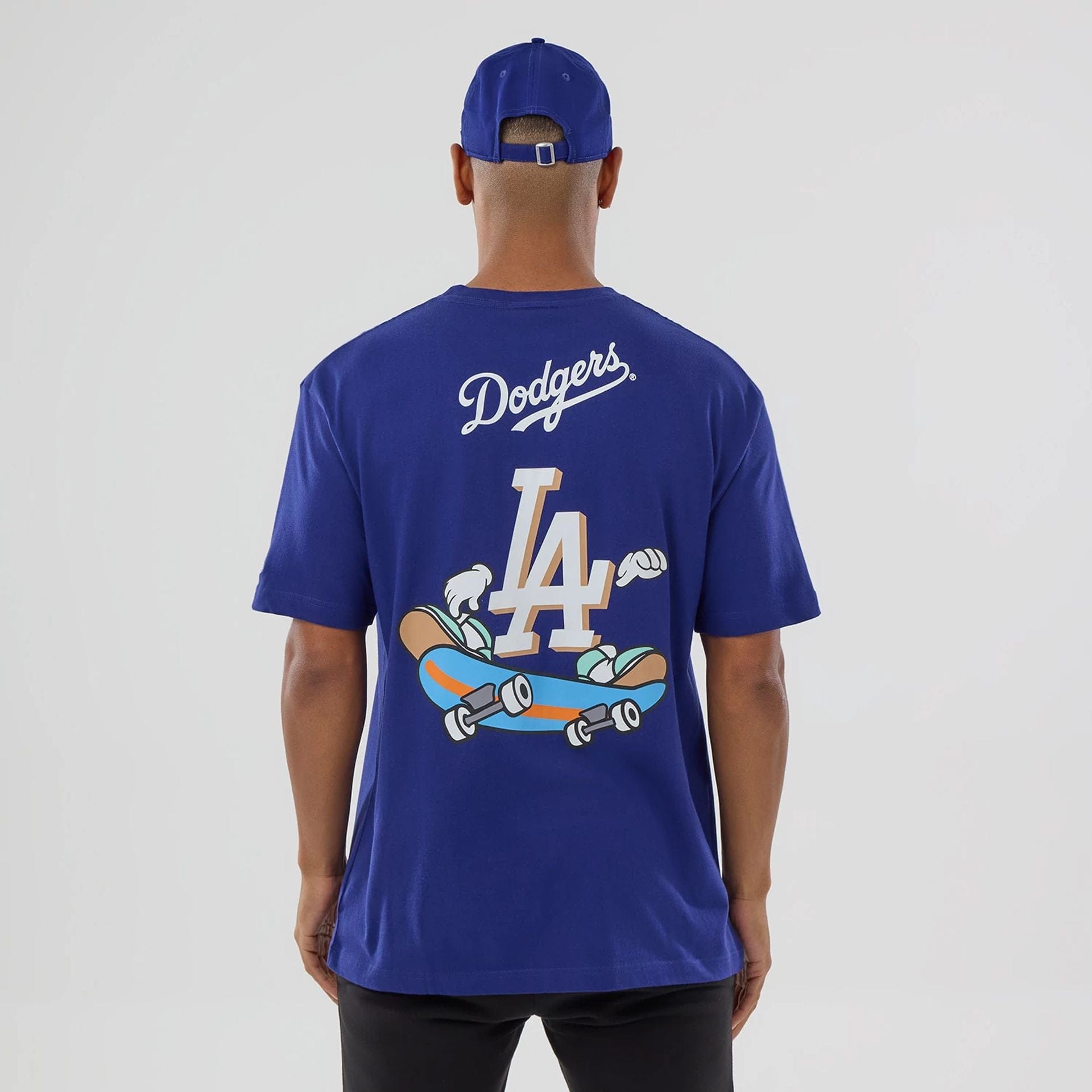 The model is wearing this MLB Graphic LA Dodgers T-Shirt in dark blue. 2
